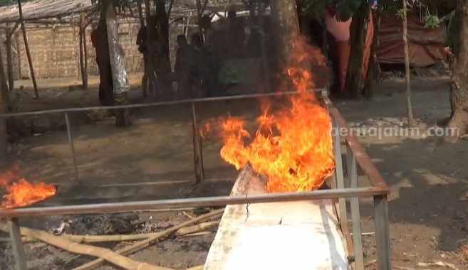 Polisi membakar arena judi sabung ayam di Desa Bakalan Kecamatan Sumobito Kabupaten Jombang, Selasa (20/6/2023)