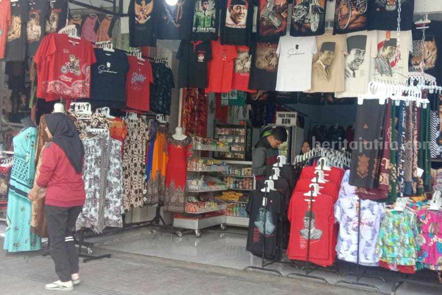 Pedagang Baju Wisata Makam Bung Karno Blitar Cuan Rp75 Juta baju bung karno