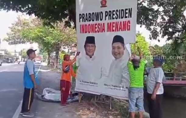 Tim Gabungan di Jombang Sapu Bersih Reklame Tak Berizin, Termasuk Baliho Capres Baliho bergambar Prabowo Subianto yang ikut ditertibkan dalam operasi gabungan di Jombang, Senin (12/6/2023)