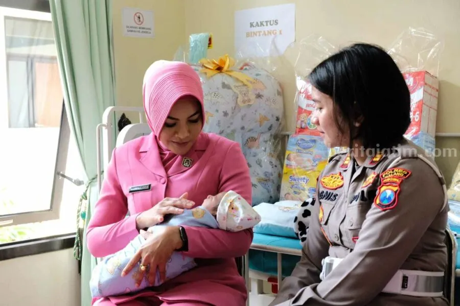 Ketua Bhayangkari Cabang Malang, Ujik Putu Kholis bersama Kasatlantas Polres Malang AKP Agnis Juwita, menjenguk Bayi yang dibuang orang tuanya di Puskesmas Wonokerto, Kecamatan Bantur, Kabupaten Malang, Kamis (1/6/2023).