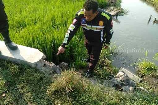 Petugas dari Satlantas Polres Jombang menunjukkan beton pembatas yang ditabrak oleh pengendara motor, Kamis (1/6/2023)