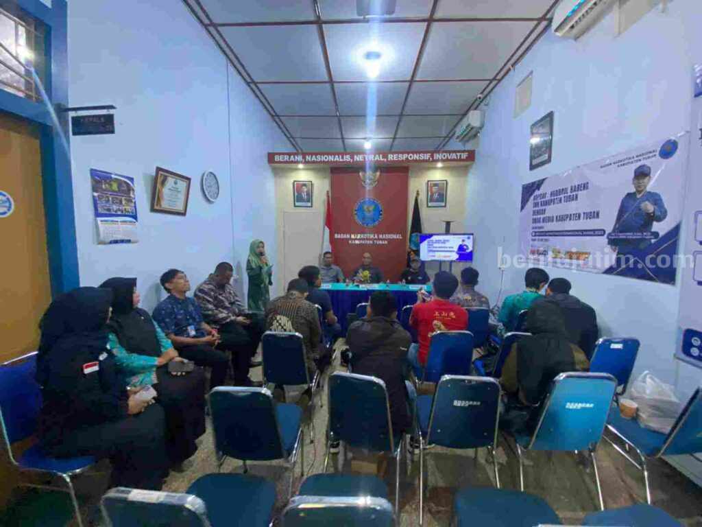Para insan media saat ngobrol bareng bersama Kepala BNNK Tuban. [Foto:Diah Ayu/beritajatim.com]