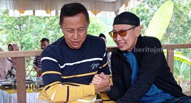 Buya Yahya Bahagia Bisa Kunjungi Wonosalam Jombang Buya Yahya ( kanan) bersama Yusron Aminulloh saat berada di Wonosalam Jombang