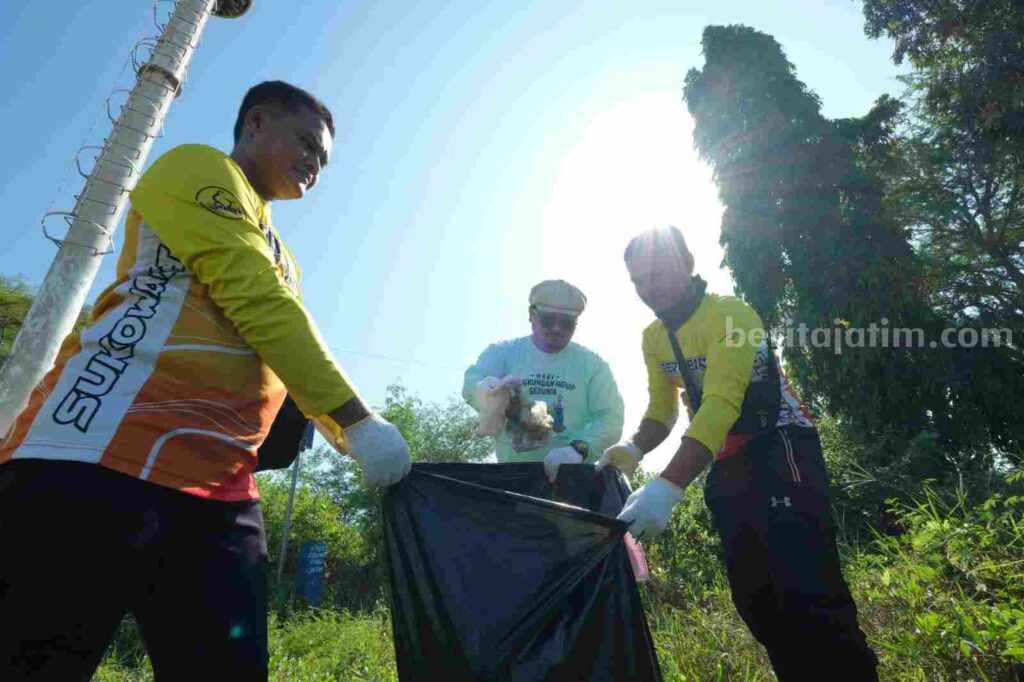 Bersih-bersih sampah plastik di sekitar pantai yang dilakukan Pertamina EP Sukowati bersama masyarakat dan nelayan di Kabupaten Lamongan