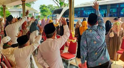 Air Mata dan Doa Iringi Keberangkatan Calon Jemaah Haji Jombang foto beritajatim