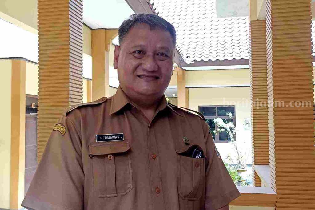 JFT pekerja sosial, bagian pemberdayaan sosial, rehabilitasi sosial dan tindak kekerasan pada Dinsos P3A serta PMD Tuban, Hermawan. [Foto:Diah Ayu/beritajatim.com]