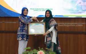 Direktur Jaminan Pelayanan Kesehatan BPJS Kesehatan dr Lily Kresnowati MKes bersama Direktur RSUD Jombang DR dr Ma'murotus Sa'diyah MKes