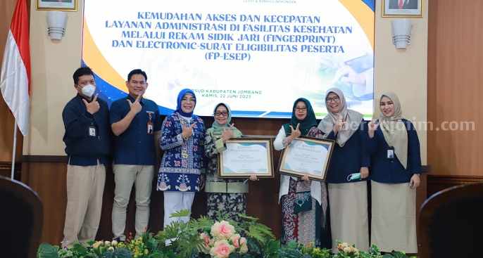Direktur RSUD dan Bupati Jombang Terima Penghargaan dari BPJS Kesehatan di ruang Bung Hatta, Kamis (22/6/2023)