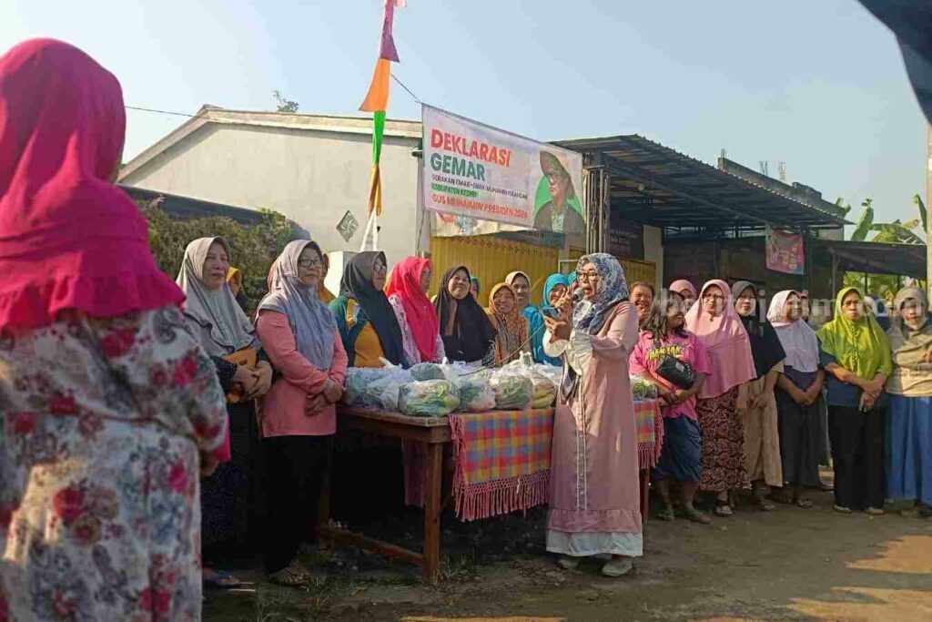 Cara Unik Emak-emak di Kediri Dukung Gus Muhaimin Nyapres, Bagikan Sayuran Gratis Emak-emak di Kediri mendeklarasikan dukungan ke Gus Muhaimin. (istimewa)