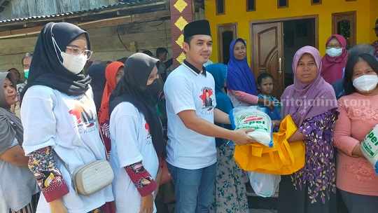 Koordinator Bolo Prabowo Jombang, Farid Kurniawan menyerahkan paket sembako kepada warga Desa Bangsri Kecamatan Plandaan, Selasa (27/6/2023)