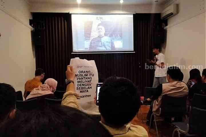 Roadshow screening film Pesantren di Wisma Jerman, Surabaya. (Foto: Fitri Yuliani/beritajatim.com)