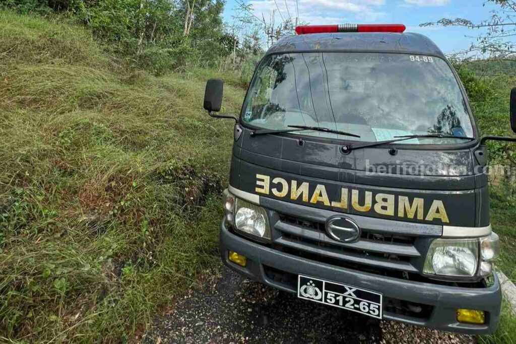 Diduga Korban Pembunuhan, Polisi Bongkar Makam di Sampang Mobil ambulans polisi nomer 512-65 (Foto: Zamachsari/beritajatim.com)