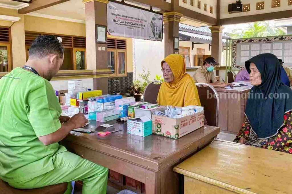 Masyarakat yang mengikuti pengobatan gratis oleh SIG GHoPO Tuban di Balai Desa Karanglo, Kecamatan Kerek, Kabupaten Tuban. [Foto:Diah Ayu/beritajatim.com]
