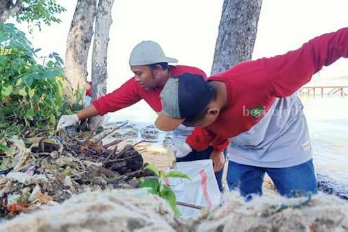 Aksi pungut sampah plastik di Pantai Matahari Sumenep (foto : Temmy/ beritajatim.com)