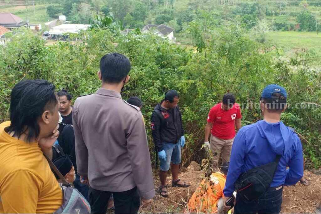 Evakuasi mayat pria dalam kubur oleh jajaran Kepolisian Sampang (Foto: Zamachsari/beritajatim.com)