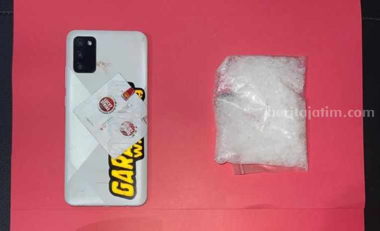 Barang bukti yang diamankan anggota Satresnarkoba Polresta Mojokerto. [Foto : ist]
