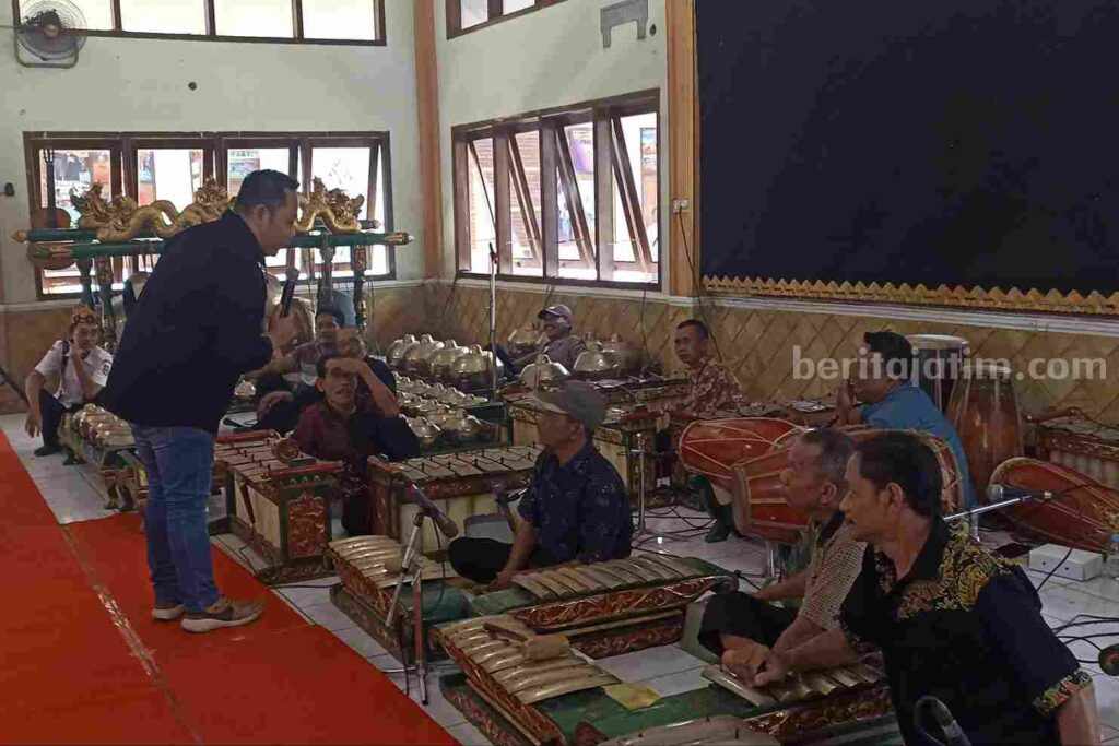 Para seniman Langen Tayub saat ikuti pelatihan di aula Disbudporapar Tuban. [Foto:Diah Ayu/beritajatim.com]