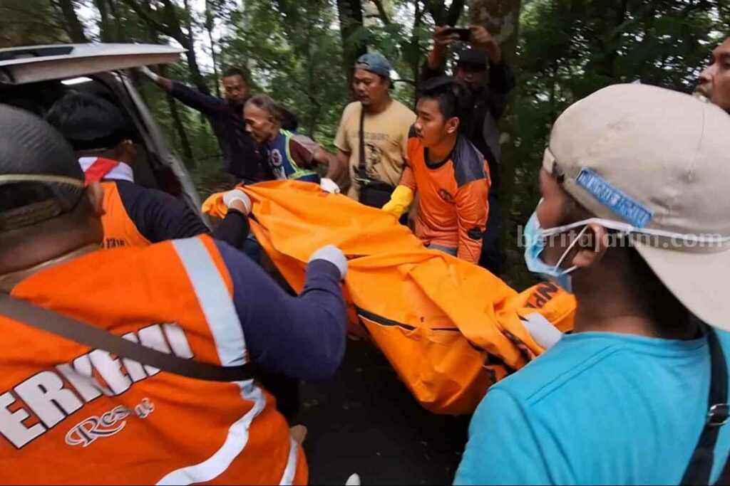Petugas dari Polrestabes Surabaya bersama sejumlah relawan mengevakuasi jasad korban dari jurang Blok Gajah Mungkur Tahuna Raden Soerjo Mojokerto. [Foto : Misti/beritajatim.com]