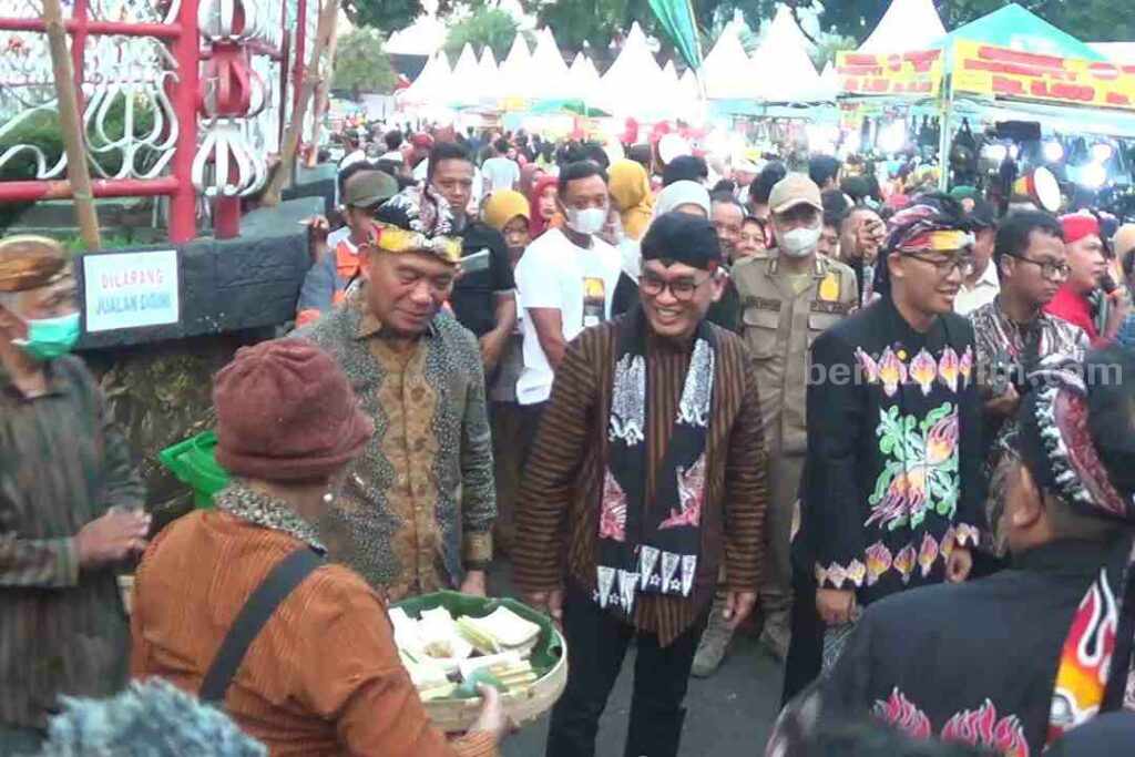 Menko PMK Muhadjir Effendy Sesalkan Event Blitar Djadoel Kurang Promosi Menko PMK Muhadjir Effendy saat melihat even Blitar Djadoel 2023.