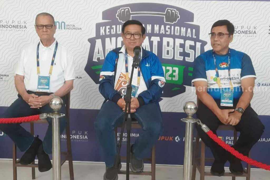 Sekjen Pengurus Besar Perkumpulan Angkat Besi Seluruh Indonesia, Djoko Purnomo (baju putih): Direktur Utama PT Petrokimia Gresik, Dwi Satriyo Annurogo (Tengah). Sekjen Pengurus Besar Perkumpulan Angkat Besi Seluruh Indonesia, Djoko Purnomo (baju putih): Direktur Utama PT Petrokimia Gresik, Dwi Satriyo Annurogo (Tengah).