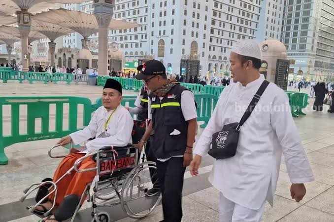Calon jemaah haji yang menggunakan kursi roda saat menjalankan ibadah sunah di masjid Nabawi