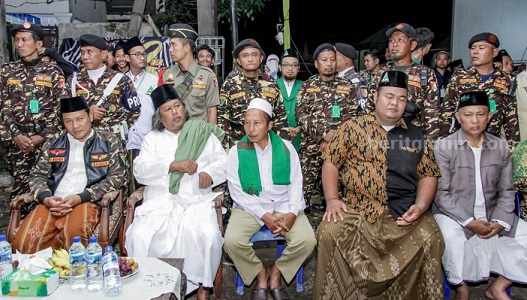 H Choirun Nasichin (berkalung serban hijau) bertemu Gus Muwafiq dalam acara di sebuah perumahan di Sidoarjo belum lama ini. [Foto/Choirun untuk beritajatim]