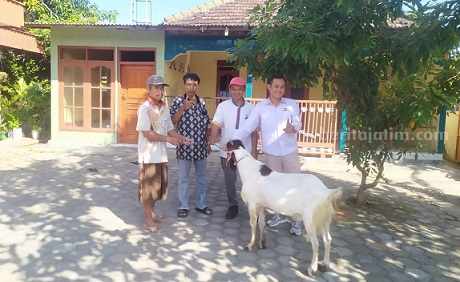 Hotel di Nganjuk Serahkan Hewan Kurban untuk Masyarakat Sekitar General Manager Front One Ratu Hotel Nganjuk, Ridwan Malik menyerahkan hewan kurban kepada takmir Musala Al Barokah, Selasa (26/6/2023)