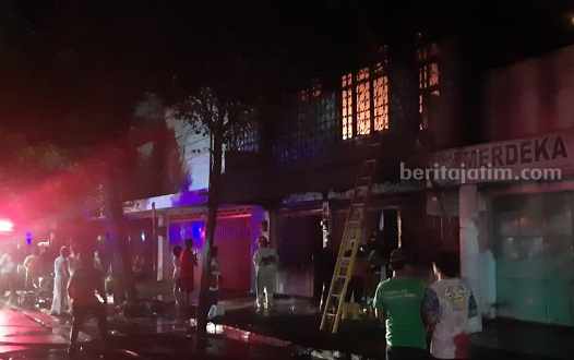 Toko Elektronik 2 Lantai di Jombang Terbakar Toko elektronik di Jl Gus Dur Jombang terbakar, Rabu (28/6/2023)