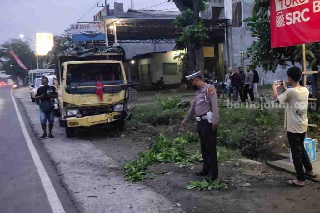 Satlantas Polres Blitar melakukan oleh TKP kecelakaan di jalur Blitar-Kediri