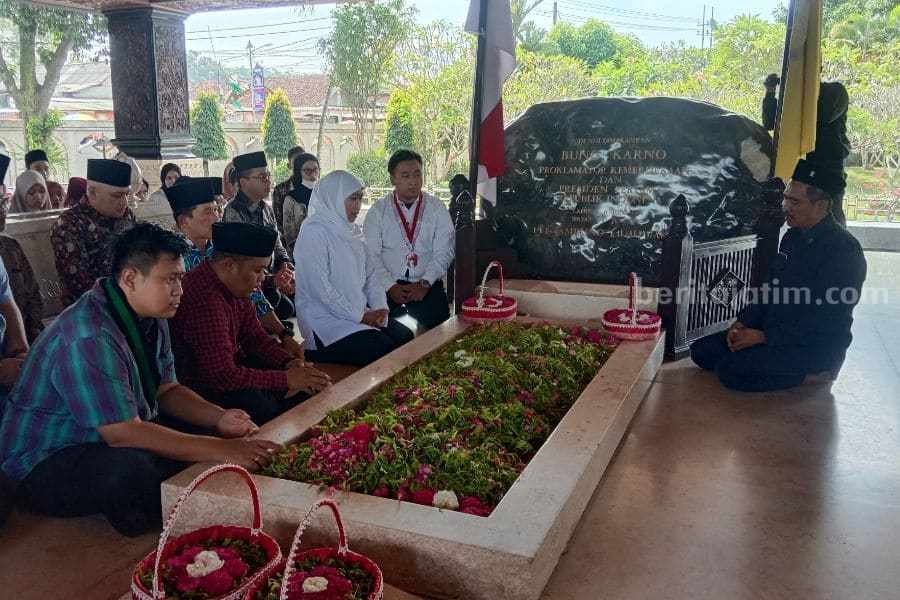 Khofifah Ziarah ke Makam Bung Karno, Sinyal Bacawapres? khofifah di makam bung karno