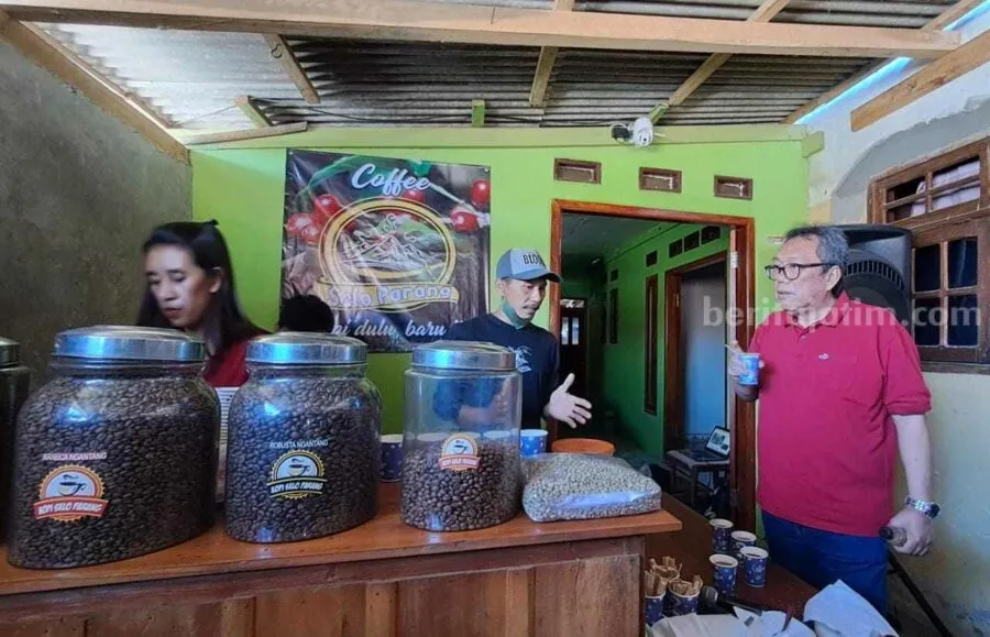 Direktur Operasional PJT I, Ir Milfan Rantawi berbincang dengan Siswanto pemilik usaha kopi Selo Parang.