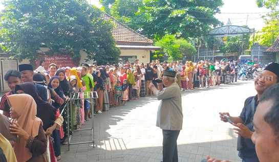 Antrean panjang saat pembagian daging kurban untuk warga di Pesantren Tebuireng Jombang, Kamis (29/6/2023). [Foto/Yusuf Wibisono]