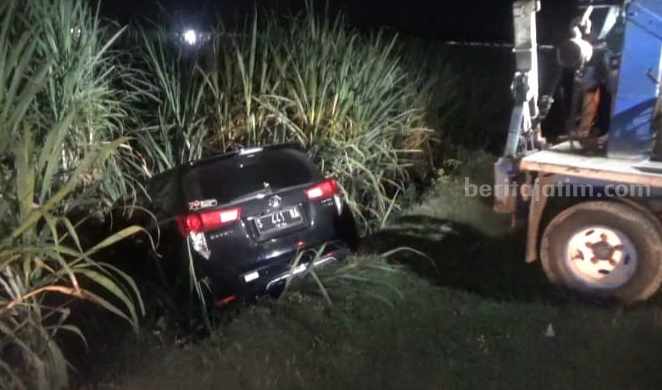 Mobil Innova terjun ke kebun tebu di byoass Mojoagung Kabupaten Jombang, Sabtu (10/6/2023) dini hari