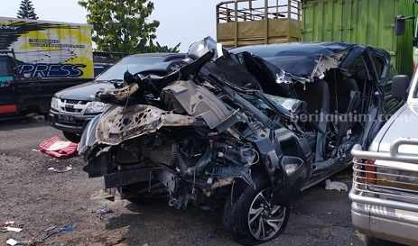 oyota Innova AB 1021 NO yang berisi tiga penumang (termasuk sopir) menabrak truk muatan tanah di tol Jombang - Mojokerto (Jomo) KM 704 + 800 A, Selasa (13/6/2023)