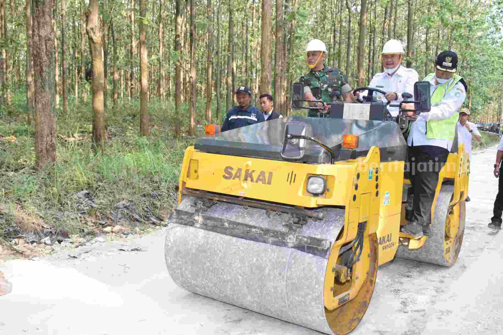 Pembukaan Karya Bakti Kodim 0812 Lamongan yang dilakukan di Desa Kakatpenjalin, Kecamatan Ngimbang (Foto: Thoriq/beritajatim.com)