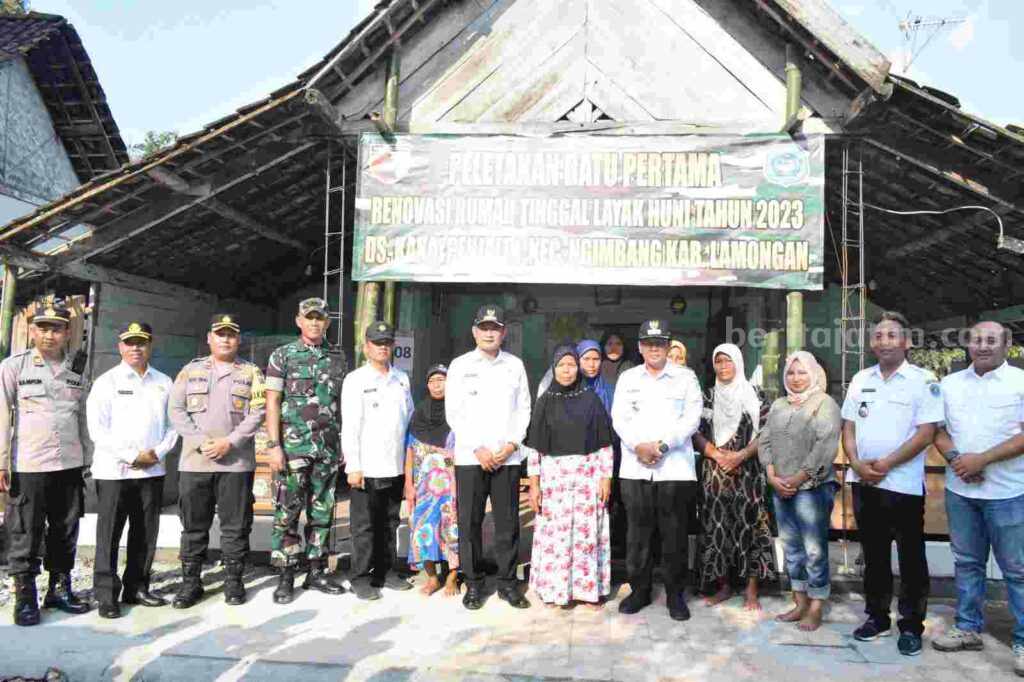 Manunggaling TNI-Masyarakat, Karya Bakti Kodim 0812 Resmi Digelar Pembukaan Karya Bakti Kodim 0812 Lamongan yang dilakukan di Desa Kakatpenjalin, Kecamatan Ngimbang (Foto: Thoriq/beritajatim.com).