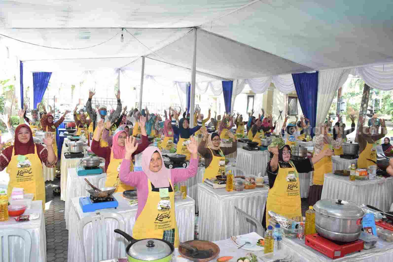 Lomba Masak Otak-otak bandeng dalam rangka Hari Jadi Lamongan ke-454, di Halaman Pendopo Lokatantra (Foto: Thoriq/beritajatim.com).