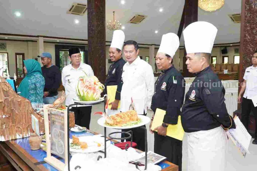 Lomba Masak Otak-otak bandeng dalam rangka Hari Jadi Lamongan ke-454, di Halaman Pendopo Lokatantra (Foto: Thoriq/beritajatim.com).