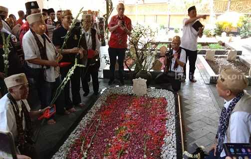 Ratusan Warga Tionghoa Ritual ‘Ceng Beng’ di Makam Gus Dur Jombang Warga Tionghoa saat melakukan ritual ceng beng di makam Gus Dur, Sabtu (24/6/2023)