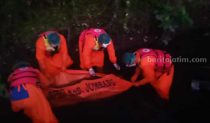 Petugas sedang mengevakuasi mayat tukang setrum ikan dari sungai