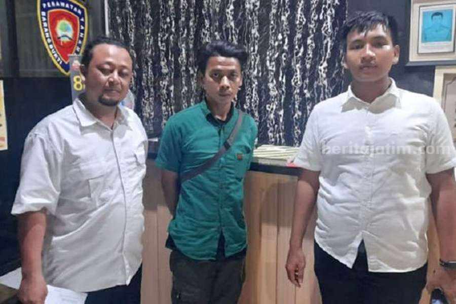 Irwan Junaedi (tengah) saat diamankan di kantor Unit Resmob Satreskrim Polrestabes Surabaya. (Foto/ist)