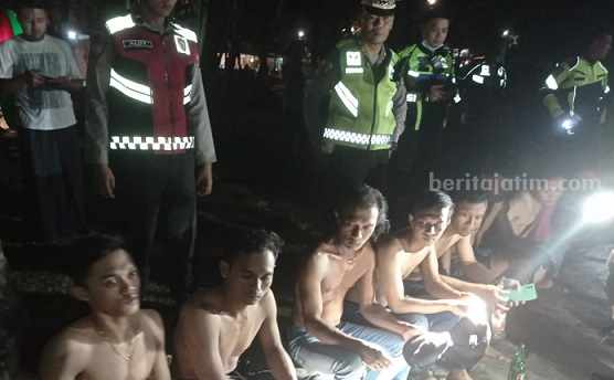Polres Jombang Sita 48 Motor Knalpot Brong dan 8 Orang Pesta Miras Delapan orang diamankan Polres Jombang usai pesta miras, Sabtu (17/6/2023) malam