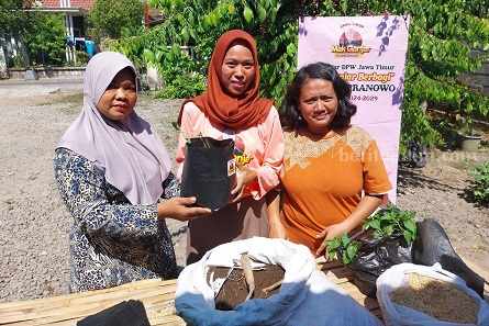 Mak Ganjar memberikan pelatihan dan penyuluhan kepada sejumlah ibu-ibu yang berada di Klampisan, Sombron, Loceret, Nganjuk, Jawa Timur, Sabtu (24/6/2023)