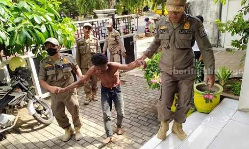 Petugas Satpol PP Tuban saat menertibkan 2 ODGJ di Kabupaten Tuban. [Foto:Diah Ayu/beritajatim.com]