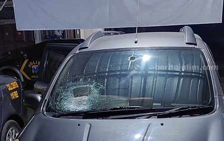 Kaca Mobil Dilempar Batu hingga Pecah di Jl Raya Diwek Jombang Mobil milik warga Bareng Jombang yang menjadi korban pelemparan baru hingga pecah, Sabtu (10/6/2023) malam