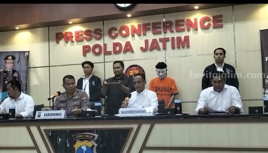 Polda Jatim saat merelease Tersangka peretasan website pemerintah