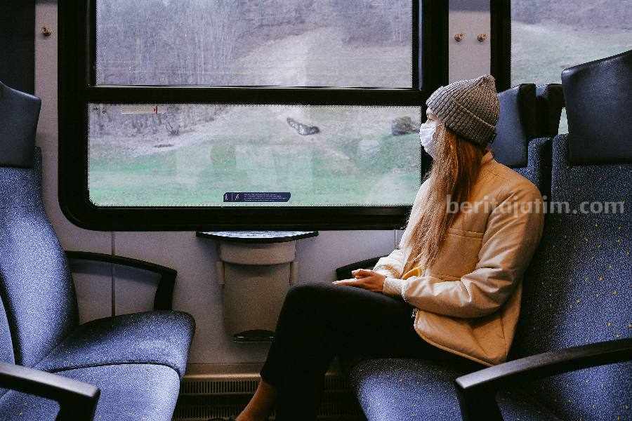 7 Tips Aman dan Nyaman Bepergian Menggunakan Kereta Api Ilustrasi bepergian menggunakan kereta api. (Sumber foto: Anna Shvets/pexels.com)