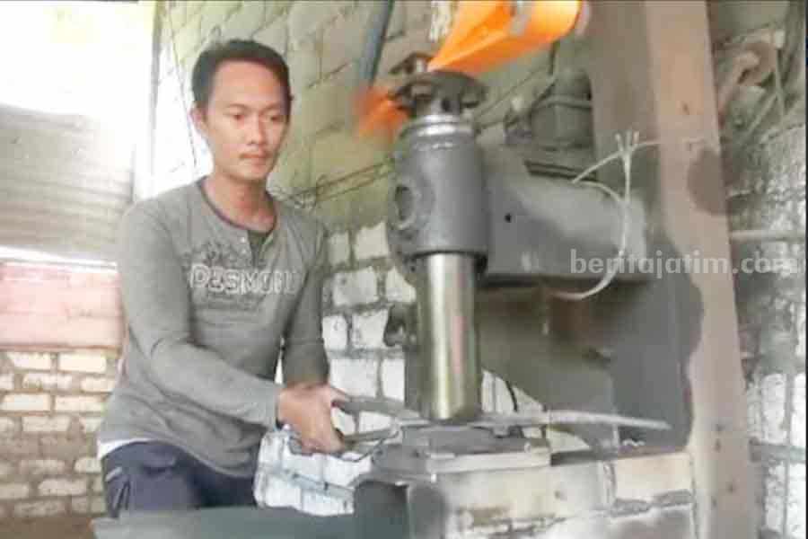 Isa Ansori saat menempa pisau dan golok untuk Iduladha di bengkes pandai besi miliknya (Foto: Thoriq/beritajatim.com)