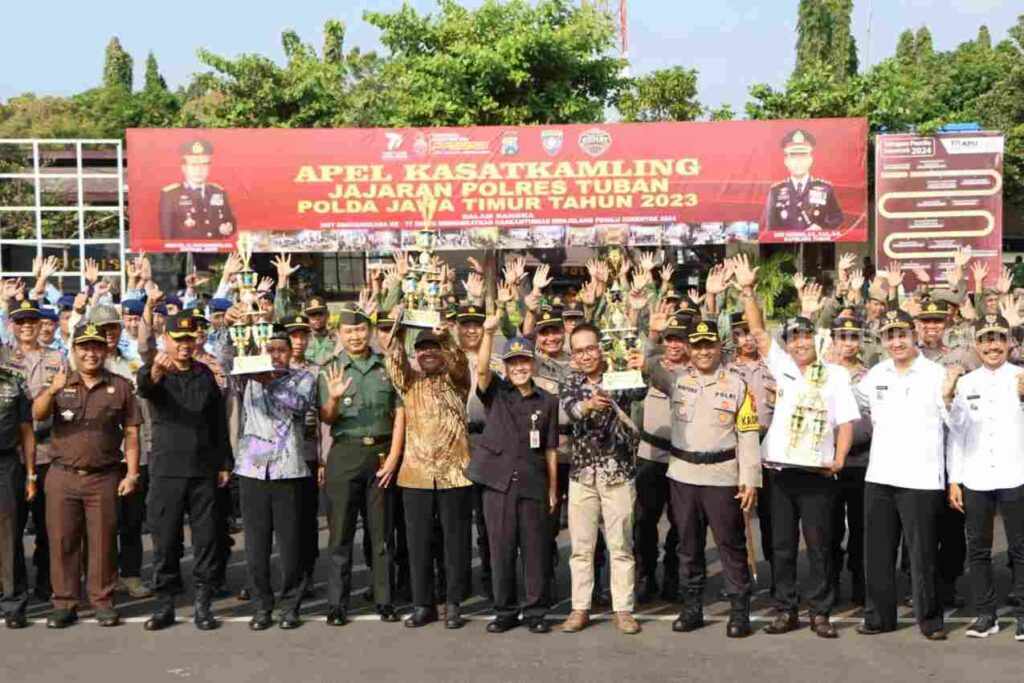 Kapolres Tuban bersama jajarannya saat melaksanakan apel Satkamling tahun 2023. [Foto:Diah Ayu/beritajatim.com]