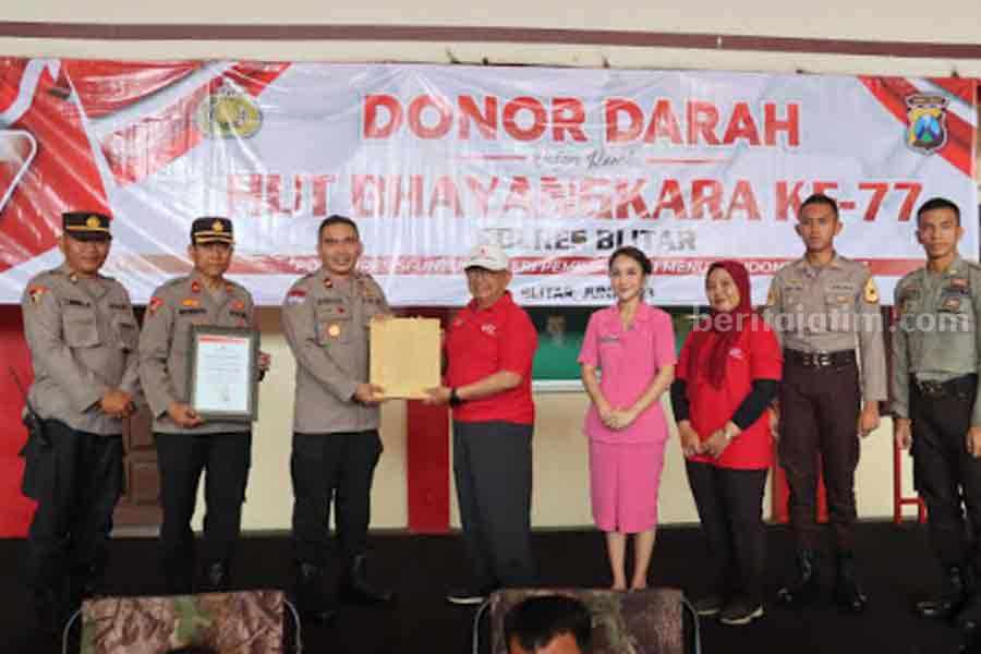 Polres Blitar adakan kegiatan donor darah memperingati hari Bhayangkara.